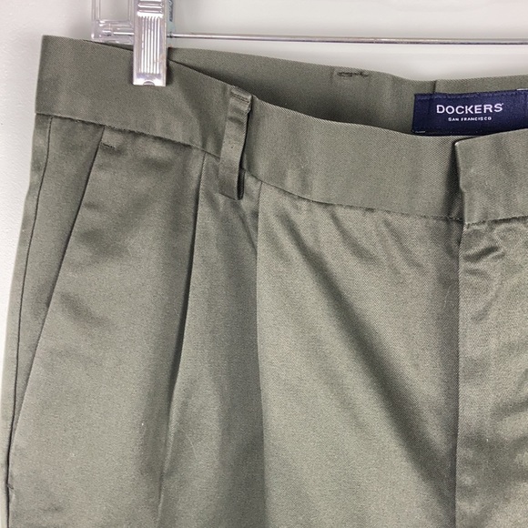 Pleated Green Dockers Classic Fit - Picture 3 of 4